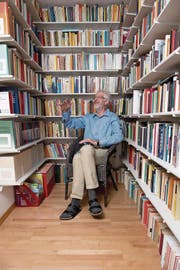 Edmund Arens in der privaten Bibliothek seiner Wohnung. (Bild: Nadia Schärli (Luzern, 14. Juni 2017))