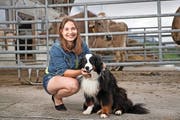 Flavia Zimmermann auf dem elterlichen Hof mit Hündin Sheila. (Bild Corinne Glanzmann)