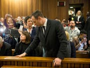 Oscar Pistorius muss ins Gefängnis: Das zuständige Gericht in Pretoria verurteilte ihn wegen Todschlags zu einer Haftstrafe von sechs Jahren. (Bild: KEYSTONE/AP POOL AFP/MARCO LANGORI)