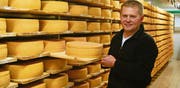 Dank Qualitätsbewusstsein und guter Vermarktung konnte Toni Holdener jährlich 38 Tonnen selbstproduzierten Käse verkaufen. (Bild: PD)