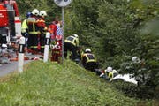 Schonend wird der Lenker geborgen. (Bild: Geri Holdener)
