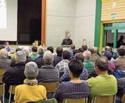 Der Informationsabend in der Turnhalle Bristen wurde von der Bevölkerung rege besucht. (Bild: Paul Gwerder (Bristen, 8. November 2017))
