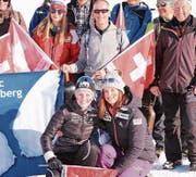 Nadine Matter (rechts) und Lea Fischer mit der Engelberger Fan-Gemeinde. (Bild: Helen Fischer (Goms, 28. Januar 2018))