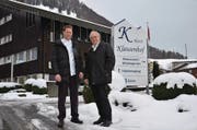 Stefan Lang (links), neuer Betriebsleiter des Klausenhofs, mit seinem Vater Bruno. (Bild: Franziska Herger (Flüeli-Ranft, 15. Februar 2018))