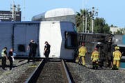 Der Fahrer des Lastwagens sei nach dem Unfall geflohen und später festgenommen worden, sagte Feuerwehrsprecher Joe Garces.