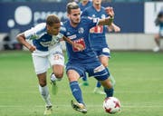 Beim FCL noch nicht angekommen: Daniel Follonier (rechts) gegen Charles Pickel von GC. (Bild: Alexandra Wey/Keystone (Luzern, 6. August 2017))