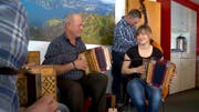 Im Dok-Film über den 2016 tödlich verunglückten Wildheuer Sepp Gisler («Axiger Sepp», links) wird unter anderem auch dessen Liebe zur Ländlermusik (hier zusammen mit Tochter Julia und Sohn Dominik) thematisiert. (Bild: SRF / Beat Bieri)