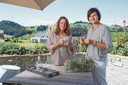Barbara Grossenbacher (links) mit Heilpflanzenfachfrau Sandra Limacher in deren Garten. (Bild: Roger Grütter (Entlebuch, 15. August 2017))