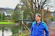 Raphael Vonaesch beim ausgesteckten Wehr-Bauwerk bei der Brücke über die Rütistrasse. Bild: Markus von Rotz (Sarnen, 10. November 2016)