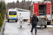Kriminaltechnikerin haben in Rupperswil ihre Ermittlungen aufgenommen. (Bild: Keystone / Patrick B. Kraemer)