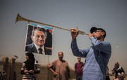 Ein musikalischer Anhänger des Ex-Präsidenten Hosni Mubarak. (Bild: Li Muzi/Keystone (Kairo, 11. Mai 2013))