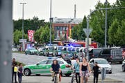 Die Polizei war mit einem Grossaufgebot vor dem Olympia Einkaufszentrum, als der Todesschütze zur Waffe griff. (Bild: AP Photo)