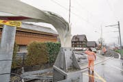 Der Sturm knickte in Oberdorf eine Barriere um (Bild: URS FLUEELER (KEYSTONE))