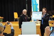 Gregor Schwander (links) und Lukas Arnold freuen sich über die Auszeichnung. (Bild: Rosmarie Berlinger (Stans, 19. November 2016))