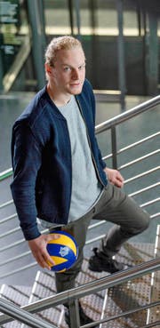 Reto Willimann auf der Treppe in der Luzerner Bahnhofshalle: Der Oberkircher will sich zur Stammkraft von Volley Top Luzern entwickeln. Bild: Nadia Schärli (6. Oktober)