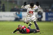 Kim Jaggy (am Boden) und der FC Aarau befinden sich im freien Fall. Kann der FCL (oben Dario Lezcano) am Sonntag davon profitieren? (Bild: EQ)