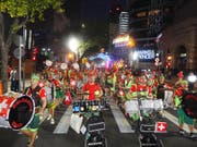 Etwas leichter bekleidet als in der Schweiz: Die Guggenmusik Belcantos spielte am Wochenende an der grossen Parade in Schanghai. (Bild Silvan Meier)