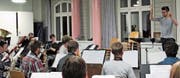 Dirigent Yannick Trares bei der Probenarbeit mit der Feldmusik Altdorf. (Bild: Janine Arnold (Altdorf, Oktober 2017))