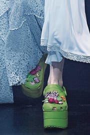 Zehn-Zentimeter-Plateau und mit Blumenbroschen besteckt: Die Wartelisten sind lang für Balenciagas Crocs für rund 800 Euro. (Bild: Victor VIRGILE (Gamma-Rapho))