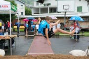 Beim Weitsprung suchen die Zuschauer Schutz vor dem Regen. (Bilder Izedin Arnautovic)