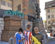 Die Werbeaktion für die neue Domain-Endung «.swiss» gibt auch bei den Jugendlichen zu reden. (Bild Urs Hanhart)