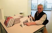 Konrad Abegg zeigt sein Buch «Bilderwelten – künstlerische Reflektionen», das Einblick in über 40 Jahre künstlerisches Schaffen gewährt. (Bild: Markus Zwyssig (Altdorf, 10. Dezember 2017))