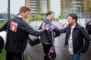 Remo Gaugler (rechts) klatscht sich am Dienstag nach dem Training mit den FCL-Goalies Jonas Omlin (links) und David Zibung ab. Zu seinem Aufgabengebiet gehört auch die Beobachtung der Gegner. (Bild Roger Grütter)