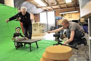 Adrian Flückiger (rechts) und Fredi Burkart bei der Arbeit zu «Müller 13».Bild: Urs Hanhart (Altdorf, 16. April 2013)