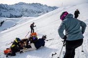 Symbolbild: Ein Ski-Unfall in den Bergen. (Bild: Keystone)