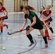 Die Luzernerin Nora Murer (am Ball) im Angriff gegen Wettingen. Bild: BA Media (Luzern, 5. Februar 2017)