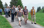 Die Gäste auf dem Weg zur ersten Station ob der Fluonalp. (Bild: Richard Greuter (Giswil, 23. Juni 2017))