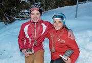 Präsentieren stolz ihre Medaillen: der Alpnacher Jonas Duss und Chiara Arnet aus Engelberg. (Bild: Roman Kiser (Langis, 11. Februar 2017))