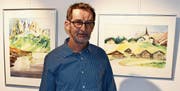 Künstler Alois Gisler zwischen den Bildern «Läged Windgällen» und «Urnerboden». (Bild: Georg Epp (Seedorf, 24. Februar 2018))