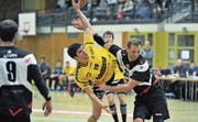 Auch dem Altdorfer Fabian auf der Maur (am Ball) läuft es gut, er schiesst sechs Tore. (Bild: Urs Hanhart (Altdorf, 27. November 2017))