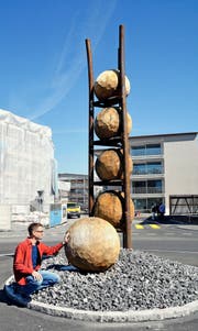 Der Künstler Christoph Scheuber mit seinem Kunstwerk «Eile mit Weile» auf dem Verkehrskreisel in Kerns. (Bild Romano Cuonz)