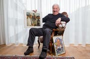 Romano Simioni posiert in seiner Wohnung mit einem Erinnerungsbild, das ihn mit Gianni Agnelli, Ehrenpräsident von Juventus Turin, zeigt. (Bild: Philipp Schmidli / Neue LZ)