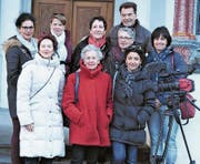 Die «Kalendergirls» mit Lory Schranz (hintere Reihe Dritte von links) und Tony Gnos vor der Jagdmattkapelle in Erstfeld. (Bild: Markus Fink)