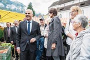 Bundesrat Alain Berset mischt sich auf dem Dorfplatz unter die Bevölkerung. (Bild: Nadia Schärli (Stans, 12. Juli 2017))