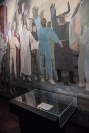 Blick in das Bundesbriefmuseum in Schwyz. Im Bild: Vitrine mit dem Bundesbrief vor dem Wandgemälde von W. Clénin. (Bild: Boris Bürgisser / LZ (16. Juli 2016))