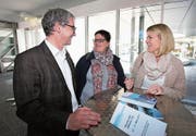 Ständerat Erich Ettlin mit den Berufsbildnerinnen Leandra Stucki (Mitte) und Désirée Marascio vom Felsenheim Sachseln. (Bild: Apimedia)