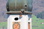In schwindelerregender Höhe bringen Roger Christen und Roman Spichtig die erweiterten Blitzableiter an. (Bild Marion Wannemacher)