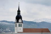 Der Kirchenturm von Buochs fotografiert am 27. Februar 2018. Kirche, Glocken (Bild: Corinne Glanzmann (Buochs, 27. Februar 2018))