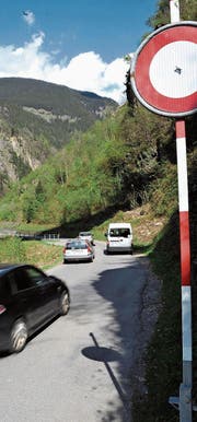 Ob Amsteg können Autos noch problemlos kreuzen oder überholen. Weiter oben wird es aber eng. (Bild: Urs Hanhart (Amsteg, 13. April 2017))