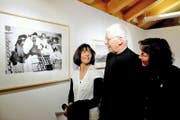 Ausstellungsgestalter Pater Eugen Bollin und die Nichten des Künstler-Paters, Daria Stadler und Trudy Stadler (von links). (Bild Romano Cuonz)
