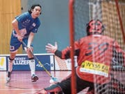 Der Luzerner Etienne Petermann prüft Schüpbach-Torhüter Stefan Ogi. (Bild: Boris Bürgisser (Meggen, 8. Oktober 2017))