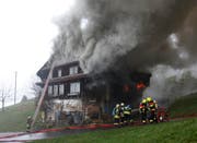Zunächst drang dichter Rauch aus dem Haus. (Bild: Geri Holdener, Bote der Urschweiz)