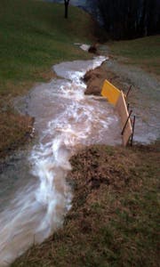 Das Wasser bahnt sich einen Weg hinunter zum Lauerzersee. (Bild: Feuerwehr Lauerz)