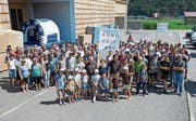 Die 70-köpfige Belegschaft – samt «Küng-Nachwuchs» – vor der Werkhalle in Alpnach. (Bild: PD)