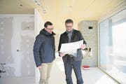 Architekt Michael Christen (links) und Geschäftsleiter Stefan Meyer im Neubau. (Bild: Corinne Glanzmann (Stans, 28. Februar 2018))