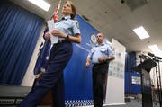 Ein Mann griff in Sidney einen Wanderer mit einem Messer an. Australische Polizisten bei einer Medienkonferenz in Australien (Symbolbild). (Bild: AP Photo/Rick Rycroft, File)